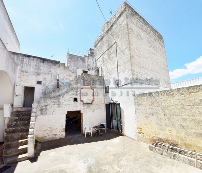  Ancient Courtyard House with Garden